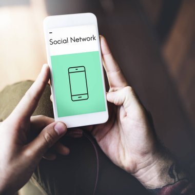 Erkek eller akıllı telefonu tutuyor.  