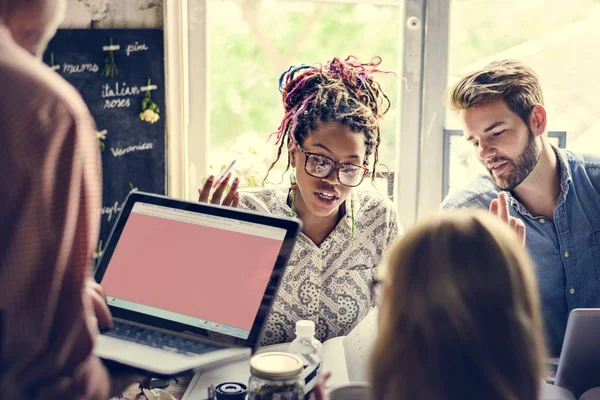 Business-kollegor som arbetar i arbetsytan — Stockfoto