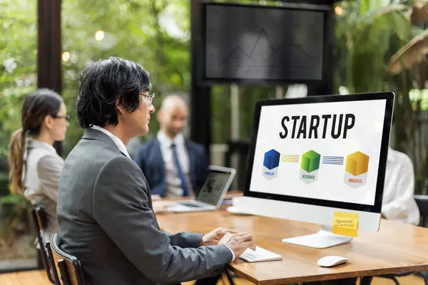 Businessman working on computer — Stock Photo, Image