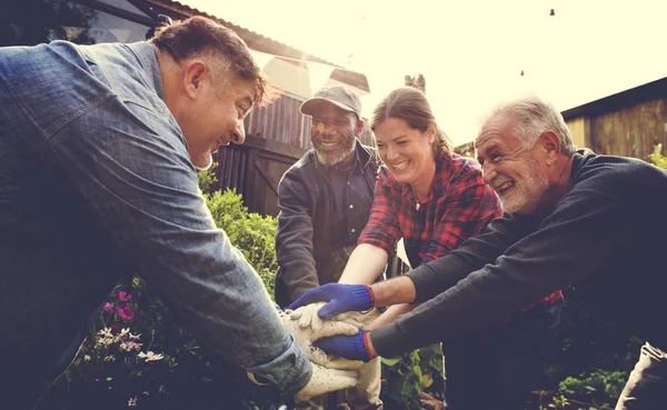 Menschen stapeln Hände — Stockfoto