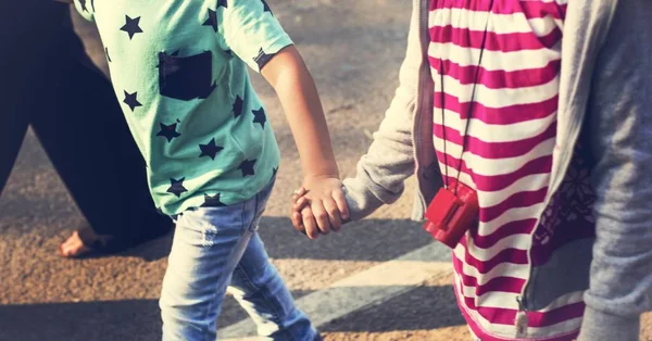 Děti společně drželi se za ruce — Stock fotografie