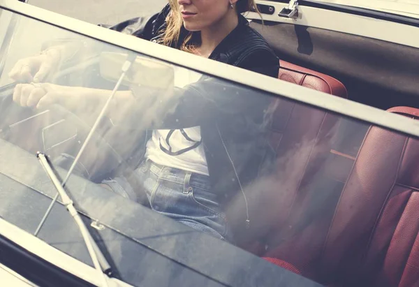 Mujer conduciendo un coche — Foto de Stock