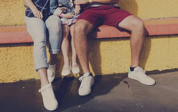 Familie zittend op de Bank — Stockfoto