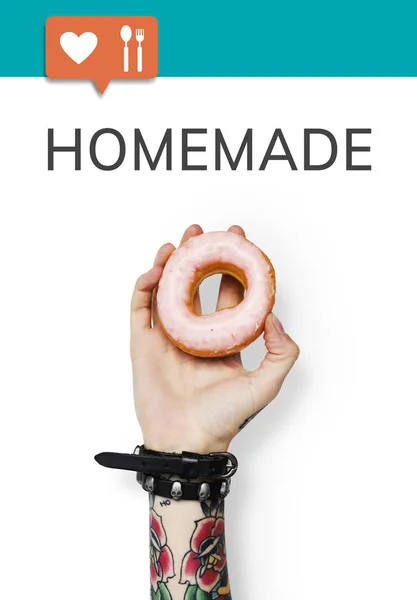 Frau hält rosa Donut in der Hand — Stockfoto