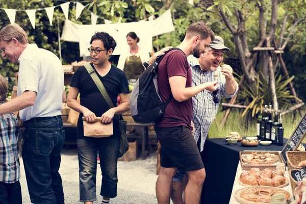 People at local food festival — Stock Photo, Image