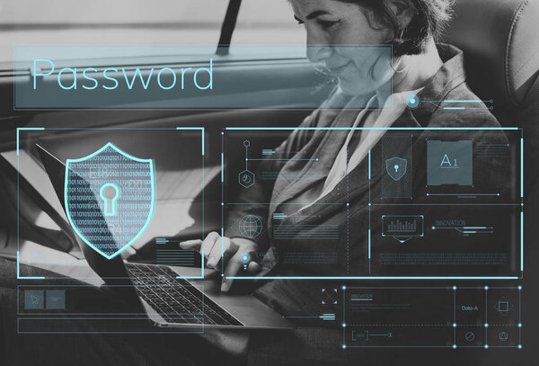 деловая женщина работает с ноутбуком