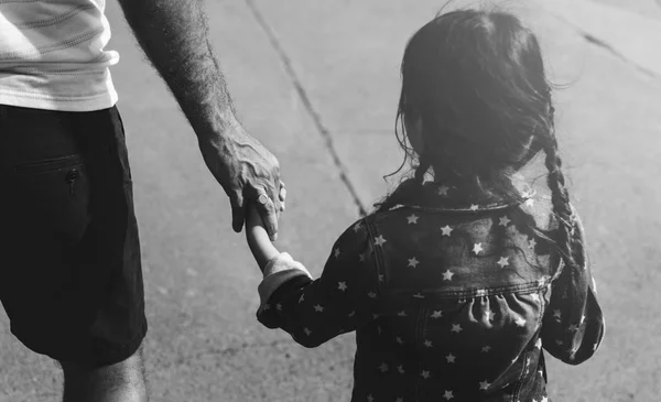 Отец и дочь держатся за руки — стоковое фото