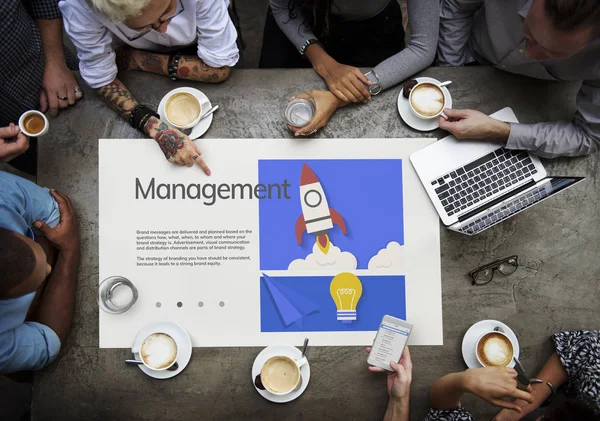Geschäftsleute arbeiten an Plakatwand — Stockfoto