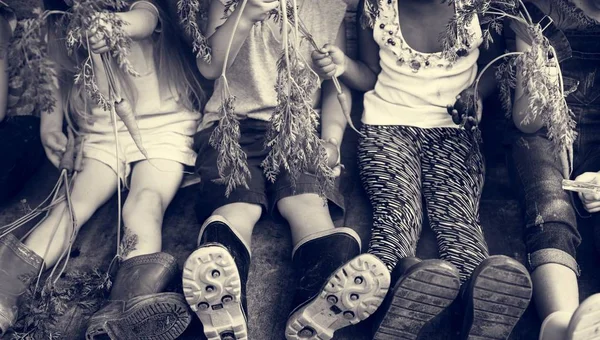 Enfants assis avec des légumes frais — Photo