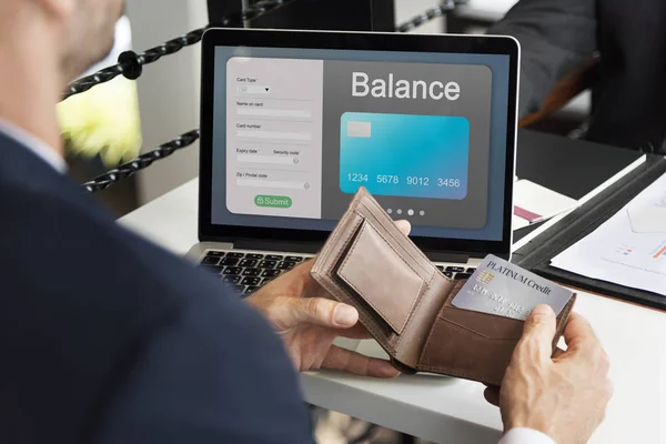 Hombre que sostiene la cartera con tarjeta de crédito — Foto de Stock