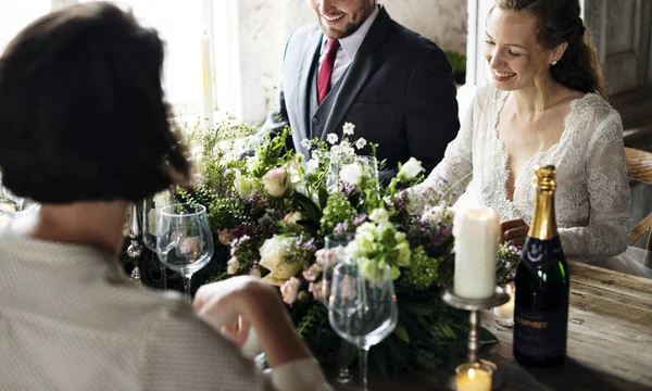 花嫁と新郎の友人と食事 — ストック写真