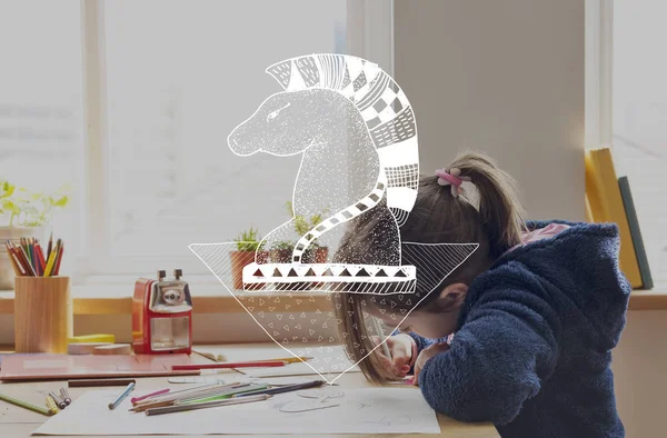 Escuela chica haciendo casa tarea — Foto de Stock