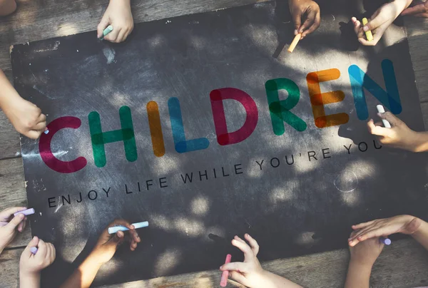 Kinderen tekenen met krijtjes op het zwarte bord — Stockfoto