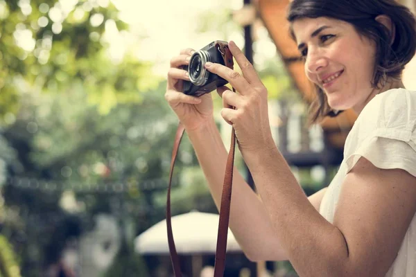 Kvinna resenären med fotokamera — Stockfoto