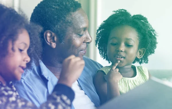 Vater und Töchter zu Hause — Stockfoto