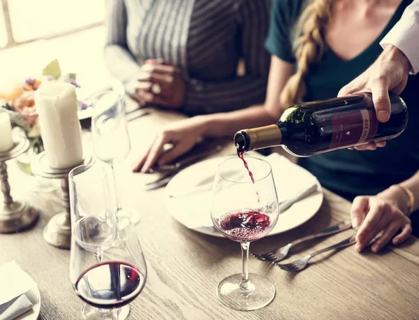 Menschen essen im Restaurant — Stockfoto