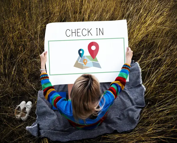 Frau sitzt im Gras — Stockfoto