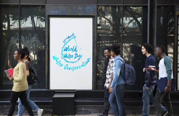 Diversity-Studenten laufen auf der Straße — Stockfoto