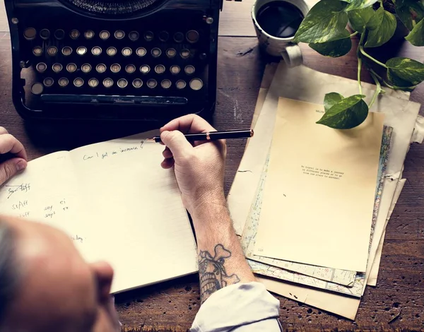 Man writing in notebook — Stock Photo, Image