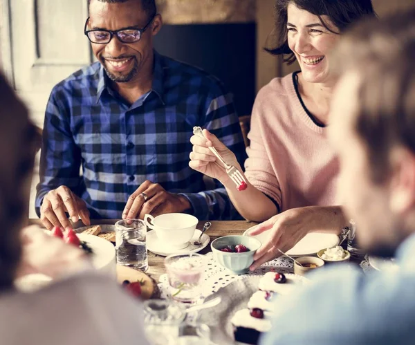 Amigos reuniéndose en la fiesta del té — Foto de Stock