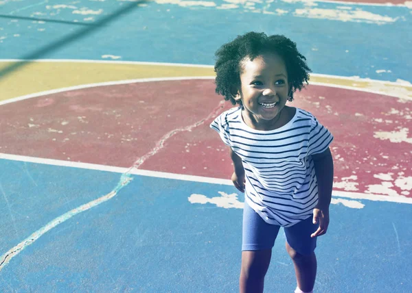 Petite fille africaine sur le terrain de basket — Photo