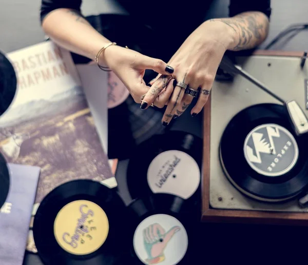 Hände über Musik-Schallplatten — Stockfoto