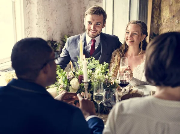 Gelin ve damat arkadaşlarıyla yemek 