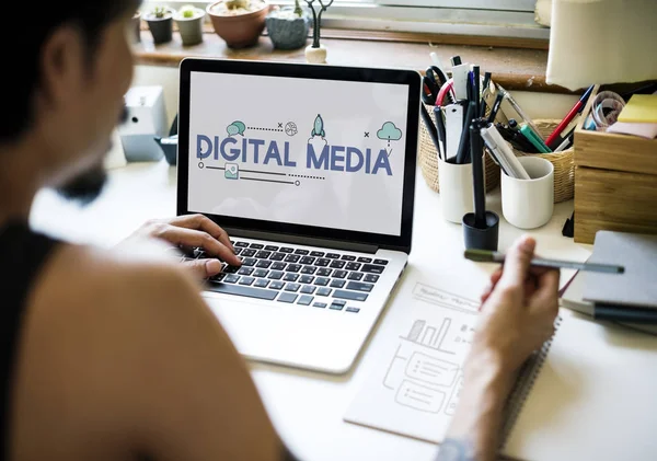 Tattooed man aan het werk op laptop — Stockfoto