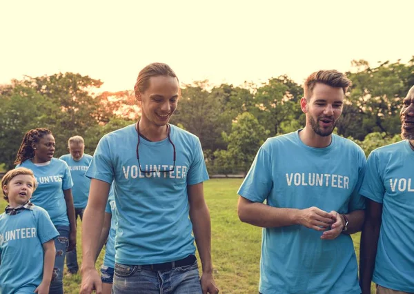 Mensen voor liefdadigheid donatie in het park — Stockfoto