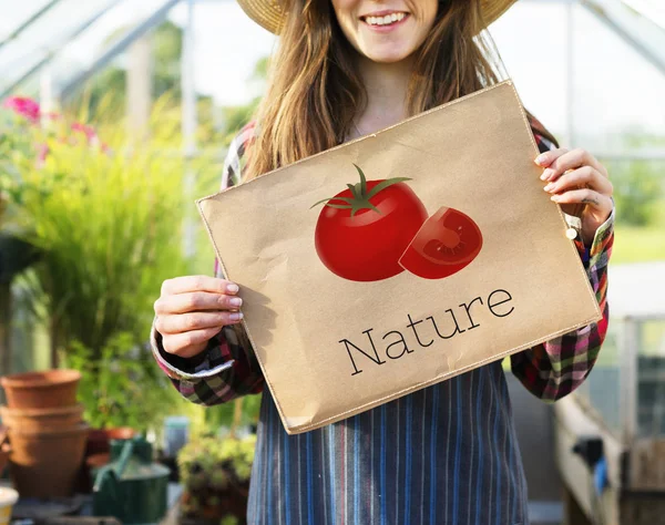 Frau mit Bild von Tomate — Stockfoto