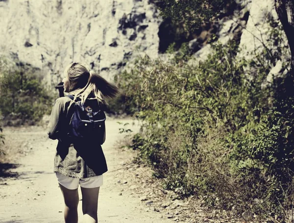 Giovane donna in viaggio da solo — Foto Stock