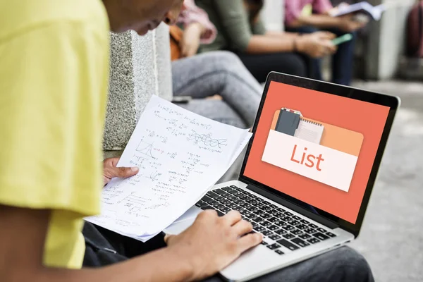 Student arbetar på laptop — Stockfoto