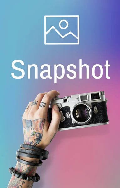 Hand som håller vintage kamera — Stockfoto