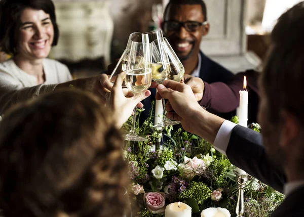 La gente celebra la boda en la mesa — Foto de Stock