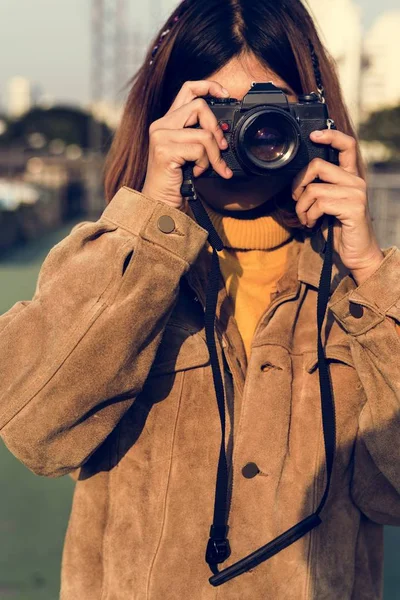 Mulher com câmera fotográfica — Fotografia de Stock