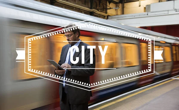 Podnikatel, pomocí digitálních tabletu v metru, — Stock fotografie