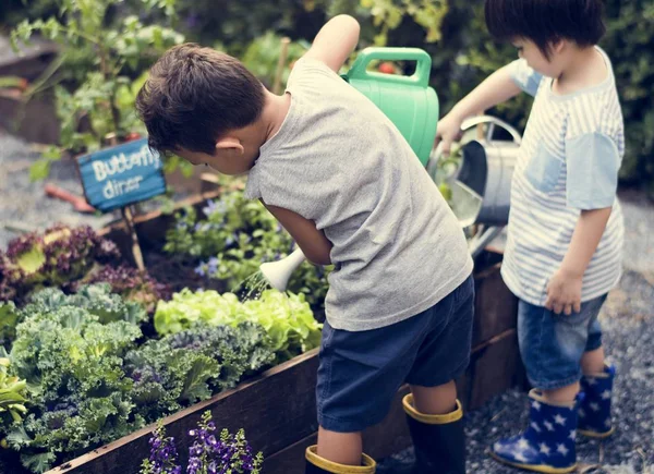 Anak berkebun di luar — Stok Foto