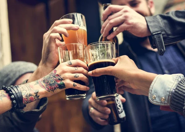 Друзья пьют пиво вместе — стоковое фото
