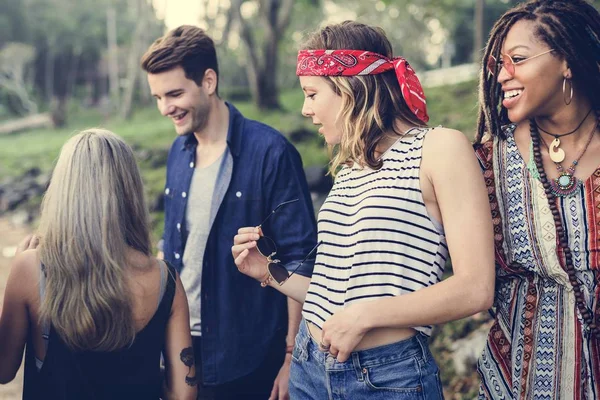 Amigos divirtiéndose juntos — Foto de Stock