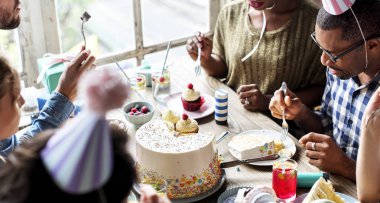 İnsanlar masada doğum günü kutlamak 