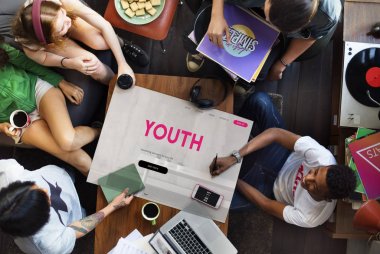 Masadaki arkadaş grubu