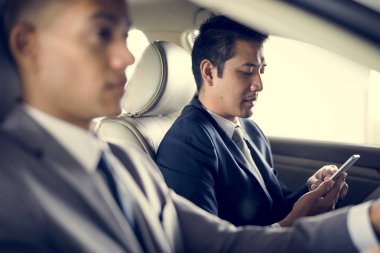 telefon kullanarak iş adamı