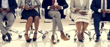 İş adamları dijital cihazlar kullanın