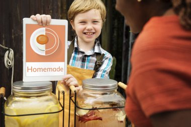  boy gösteren dijital tablet
