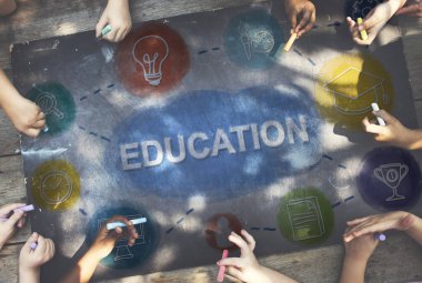 Mangası ile siyah kurulu çizim çocuklar