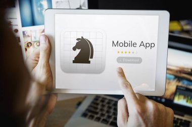 Erkek el dijital tablet üzerinde işaret  