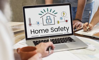 Masada dizüstü bilgisayar kullanan adam