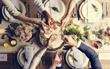 Pasta ile masada insanlar kutlamak