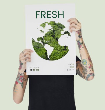 afişini tutan dövmeli kadın