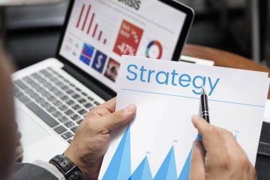 Kağıt sayfaya işaret eden takım elbiseli adam 